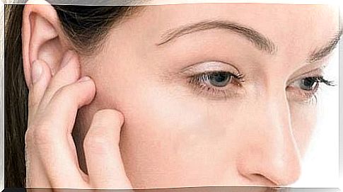 4 tricks to remove water from your ears