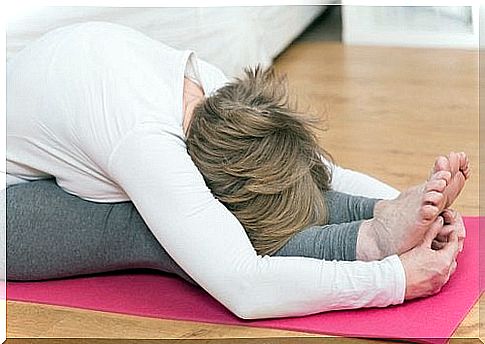 Woman does exercises for straight posture