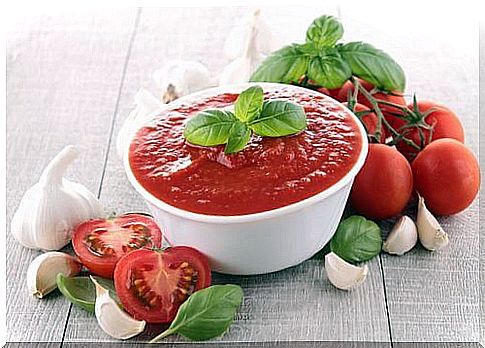 Tomato sauce with basil