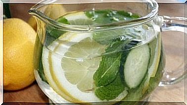 Cucumber water with lemon