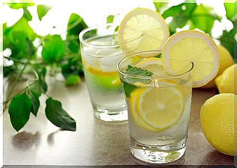 Lemon water to detoxify the liver