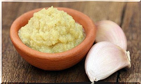 Naturally remove calluses with garlic