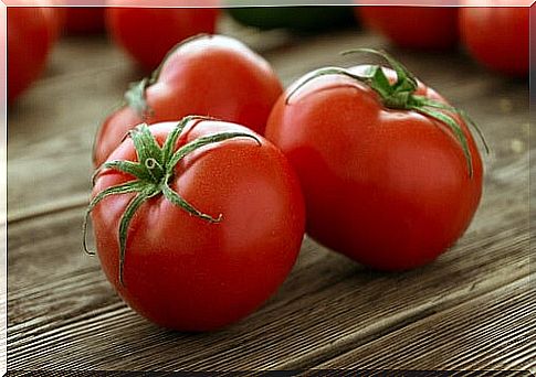 Naturally remove calluses with tomatoes