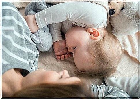 Sleeping with mom: good or bad for the child?