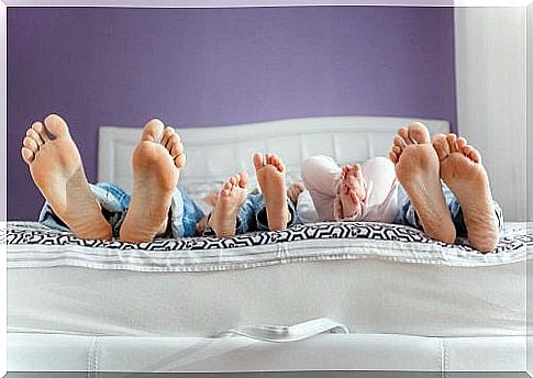 Should the child sleep with mom?