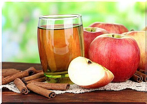 drink with apple and cinnamon