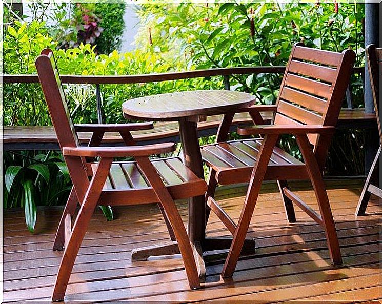 Protect wooden furniture outdoors from the sun and heat