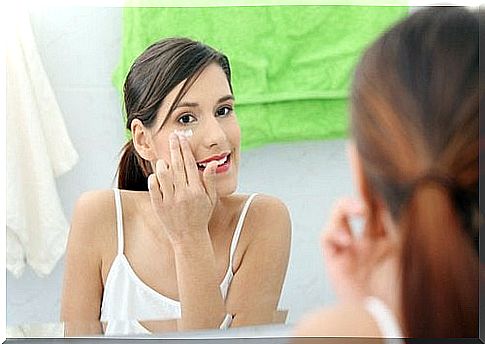 woman-looks-in-the-mirror-and-removes-make-up