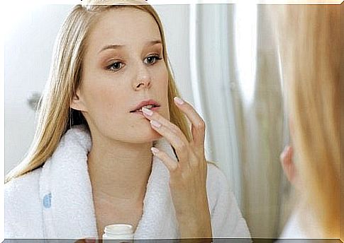 woman-in-the-mirror-removes-make-up