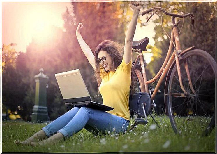 Woman using computer in the park wants better short-term memory